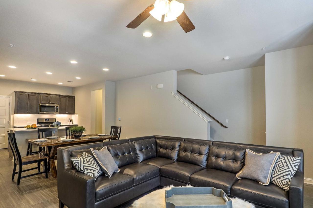 Holiday home Upscale And Modern Townhome With Pool Access! Austin