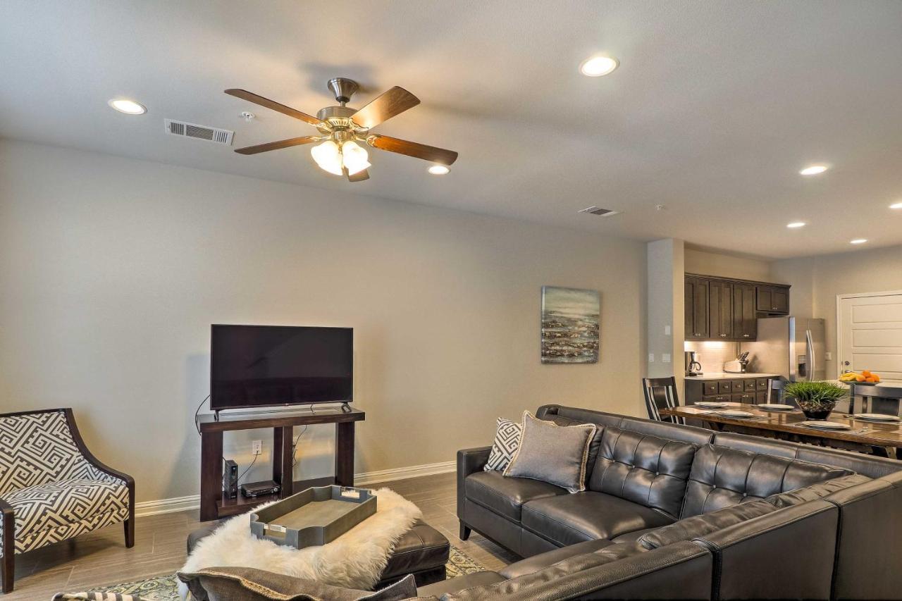 Upscale And Modern Townhome With Pool Access! Holiday home *