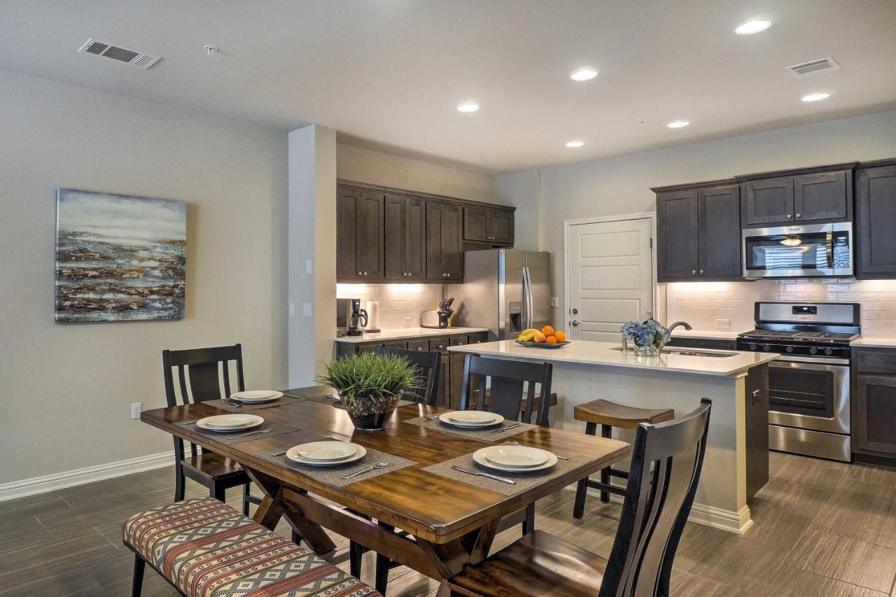 Holiday home Upscale And Modern Townhome With Pool Access!