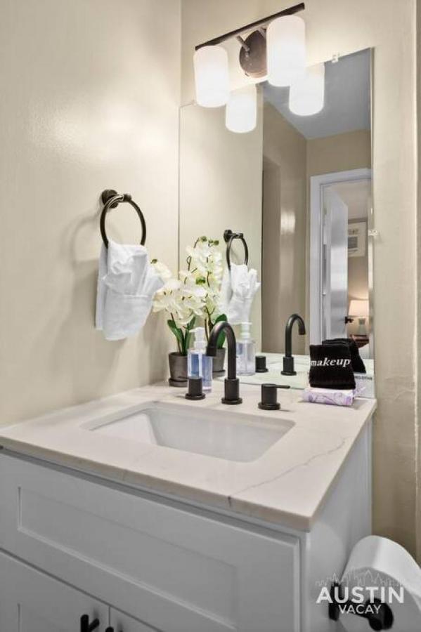 7-minute Walk To Deep Eddy Pool, Parking, And Grill Apartment Austin