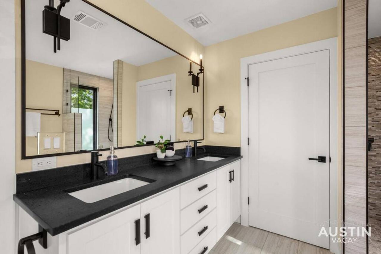 Stunning Two Living And 3-room Primary *