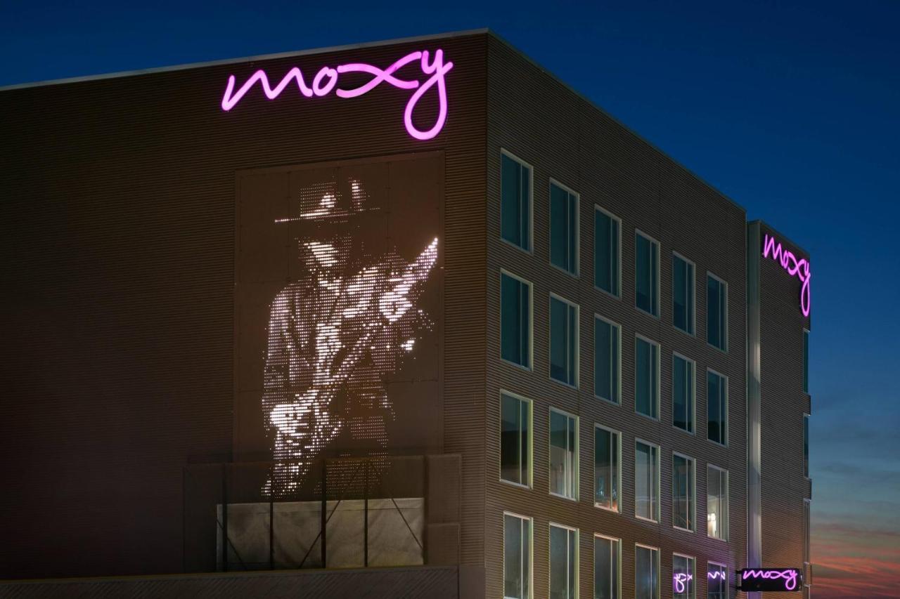 Moxy - 3*