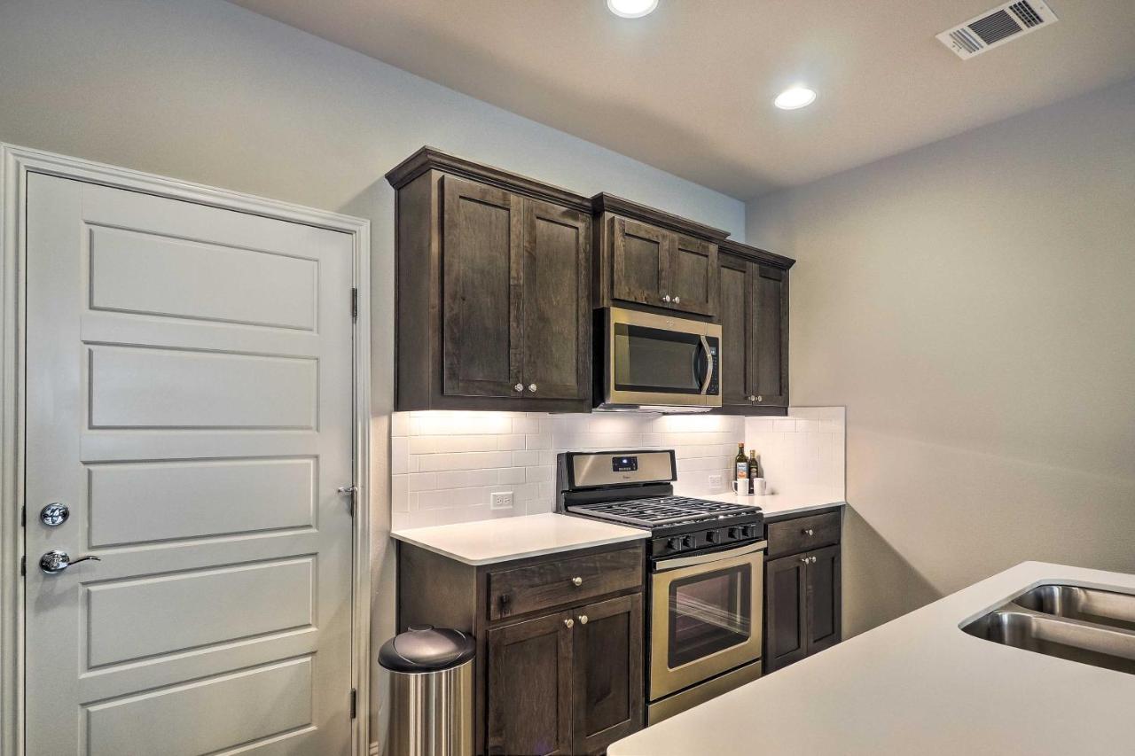 Upscale And Modern Townhome With Pool Access! Holiday home