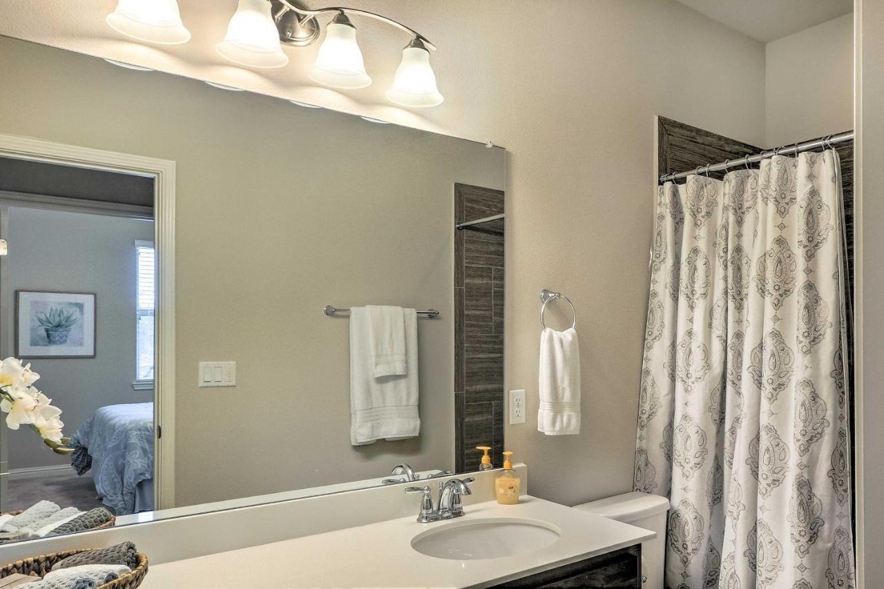Upscale And Modern Townhome With Pool Access! * Austin