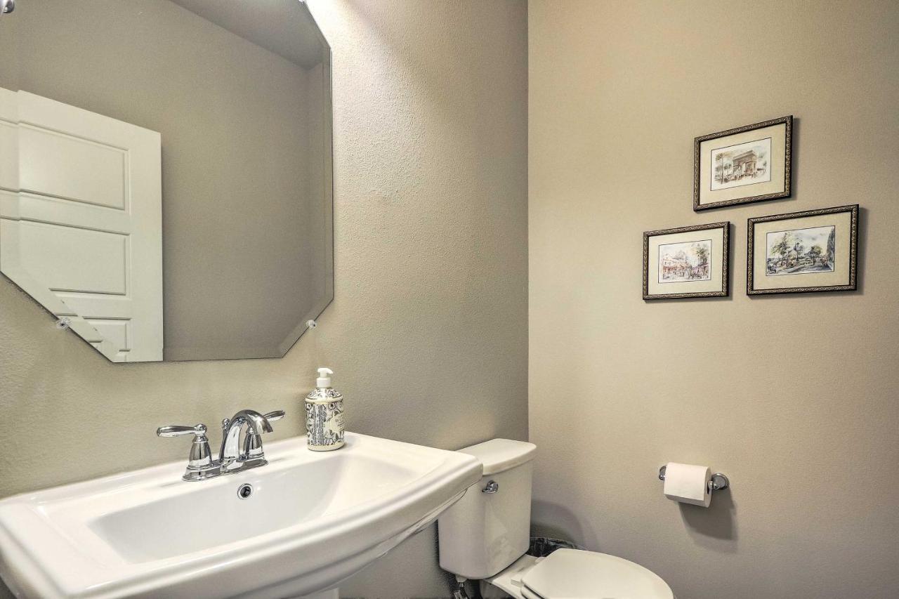 Upscale And Modern Townhome With Pool Access! Holiday home