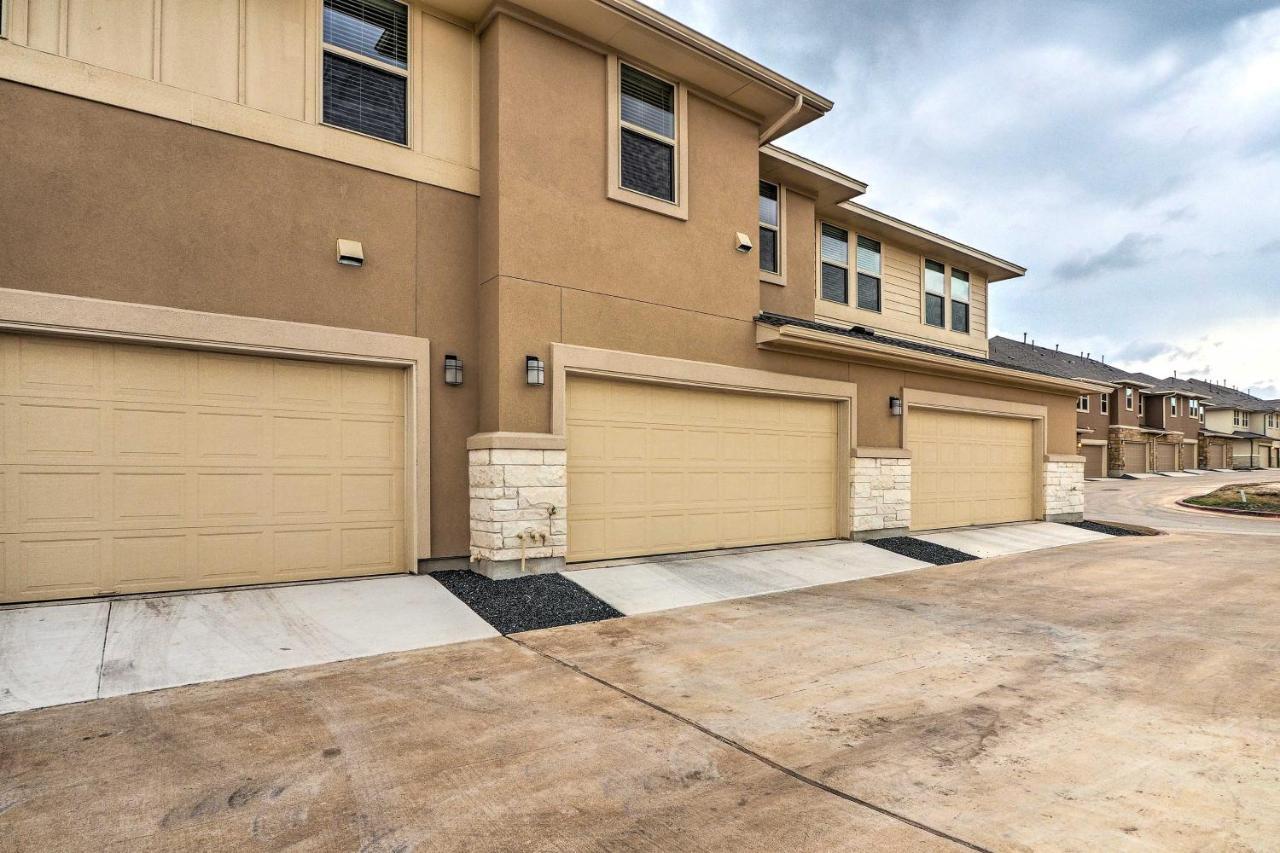 Upscale And Modern Townhome With Pool Access! *