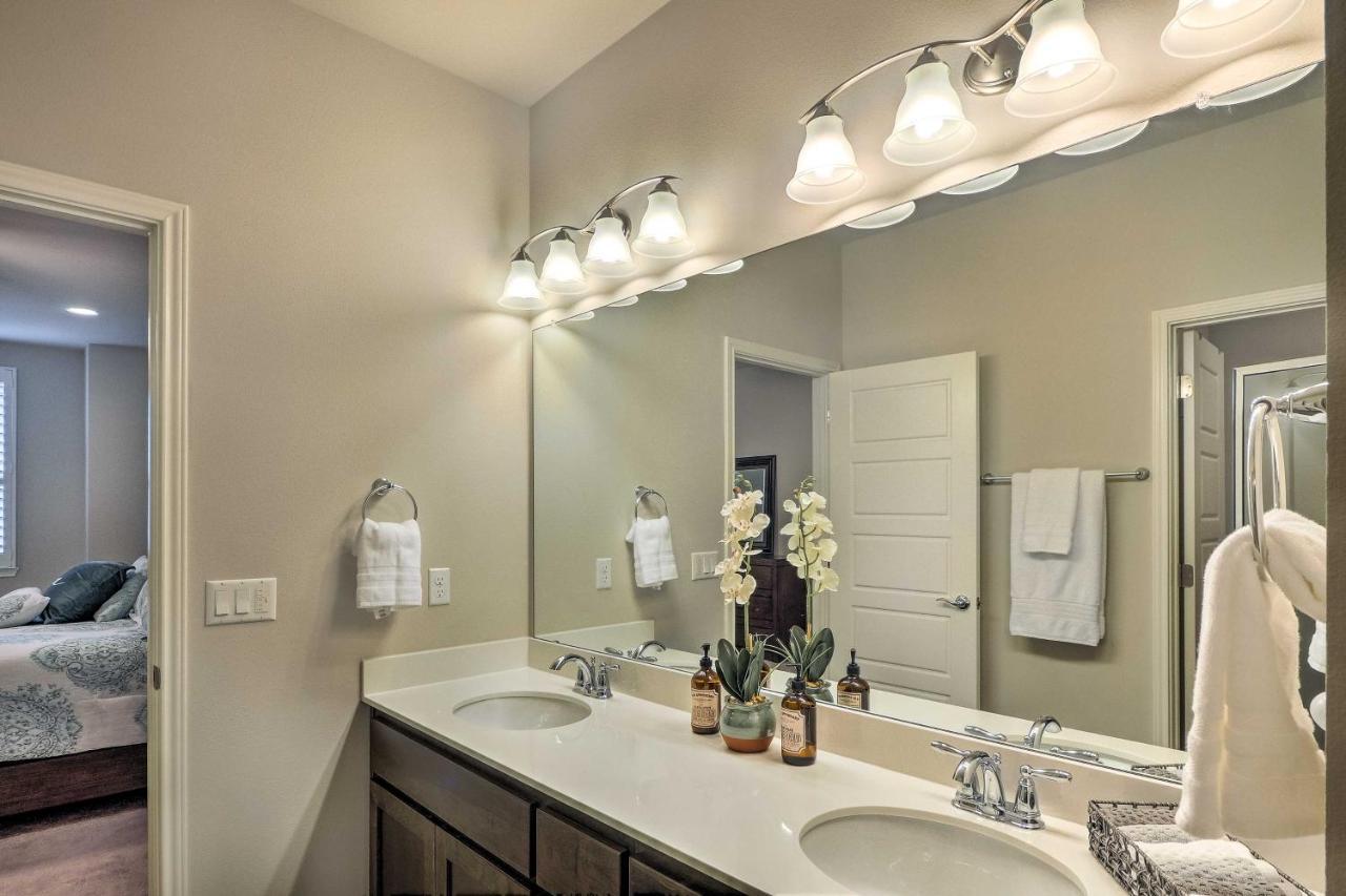 Upscale And Modern Townhome With Pool Access! Holiday home Austin