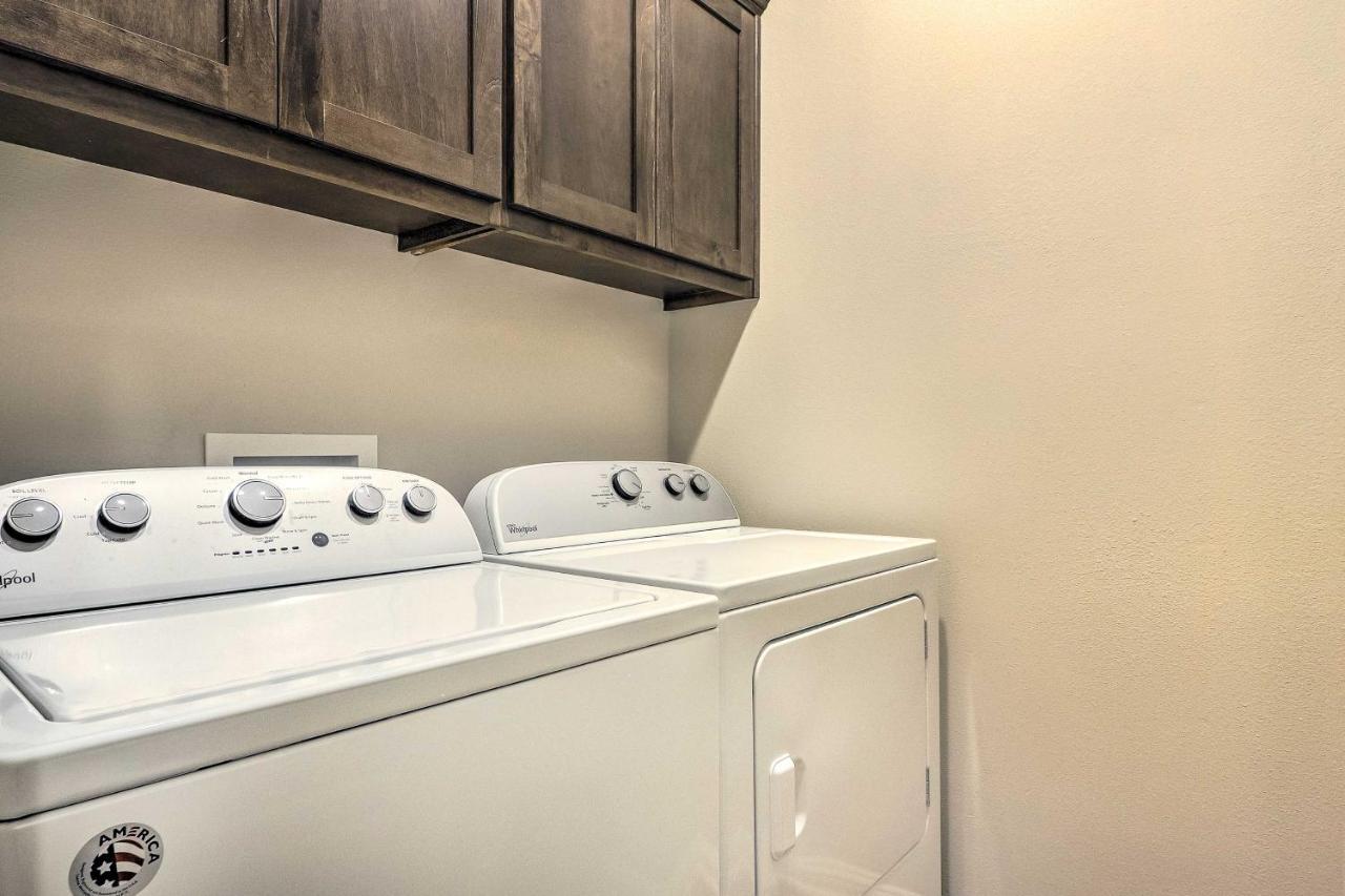 Upscale And Modern Townhome With Pool Access! Holiday home