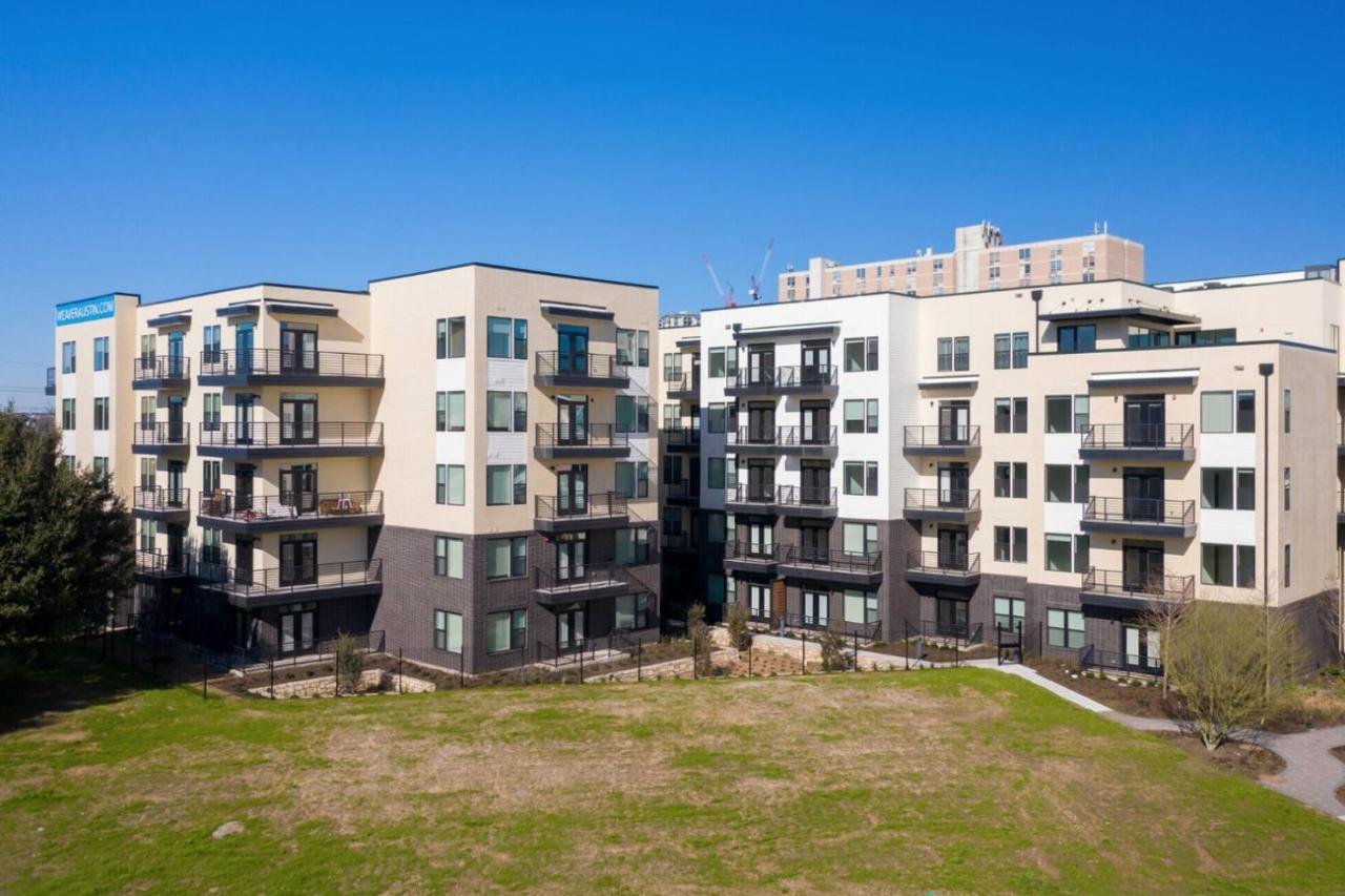 East 1br W Gym Pool Wd Nr Shops Atx-70 Apartment