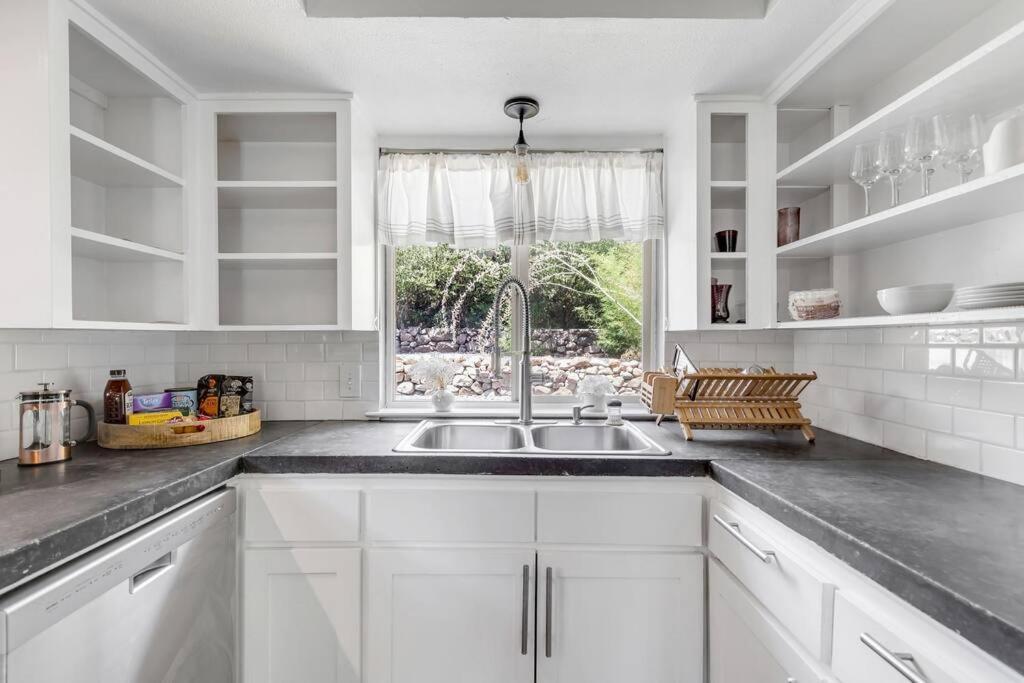 3b2b Hidden Oasis In The Hills-close To Downtown Holiday home *