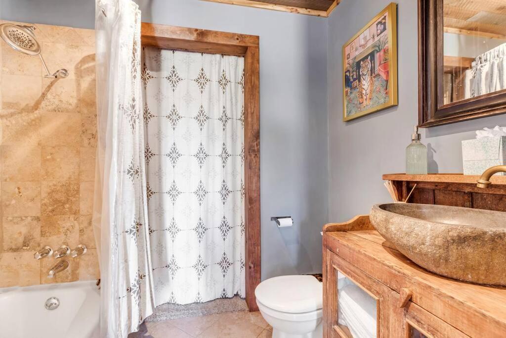 Holiday home 3b2b Hidden Oasis In The Hills-close To Downtown