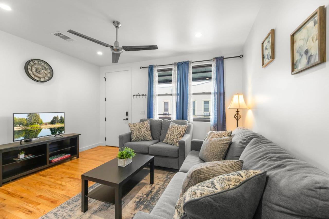 Modern With Parking - A Apartment *