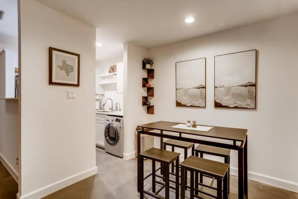 Modern Designer Close To Downtown Austin! Apartment *