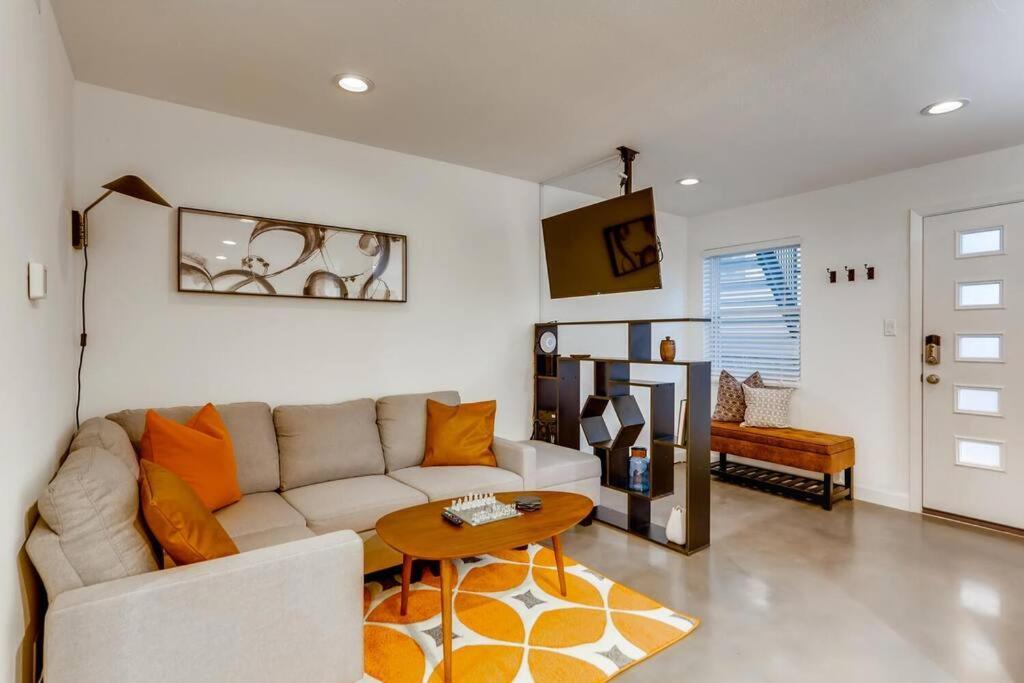 Modern Designer Close To Downtown Austin!
