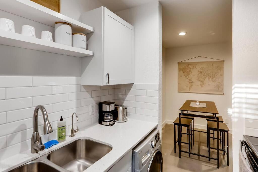Apartment Modern Designer Close To Downtown Austin!