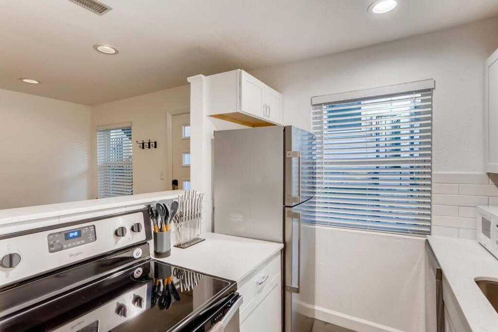 Apartment Modern Designer Close To Downtown Austin!