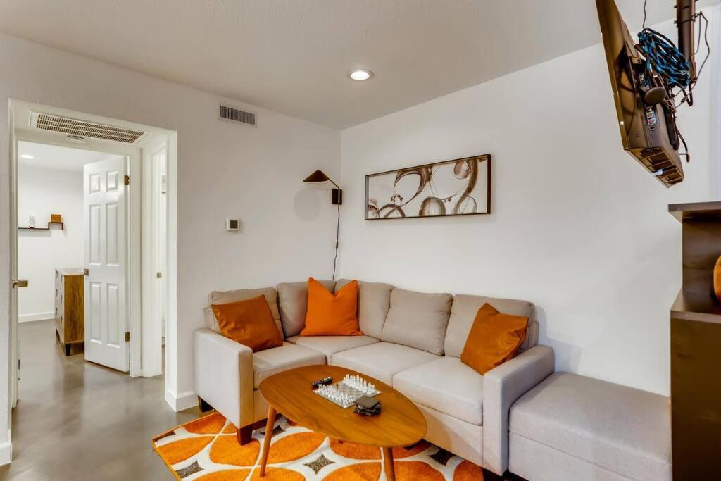 Modern Designer Close To Downtown Austin! Apartment