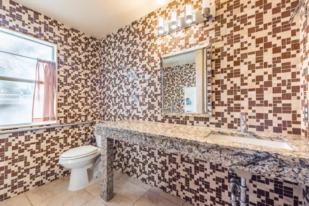 Holiday home Opuluxe Poolside Paradise Sleeps 6 *