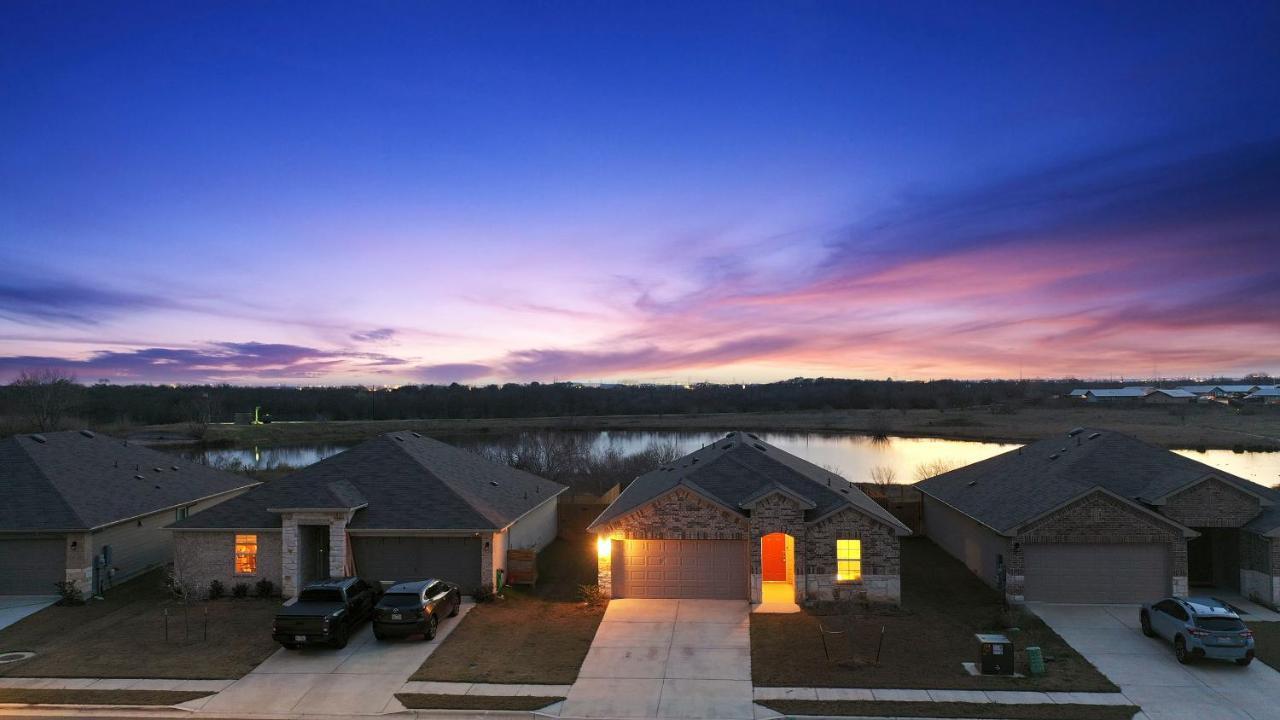 Holiday home @ Marbella Lane - Amazing 4br Lakeview *
