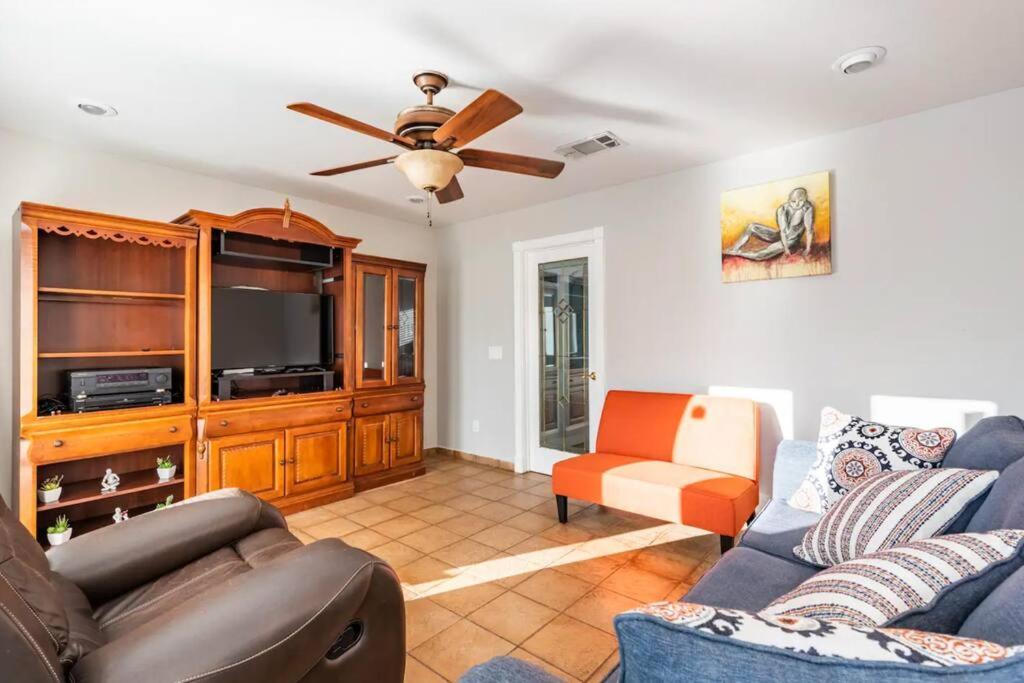 Opuluxe Poolside Paradise Sleeps 6 Holiday home Austin