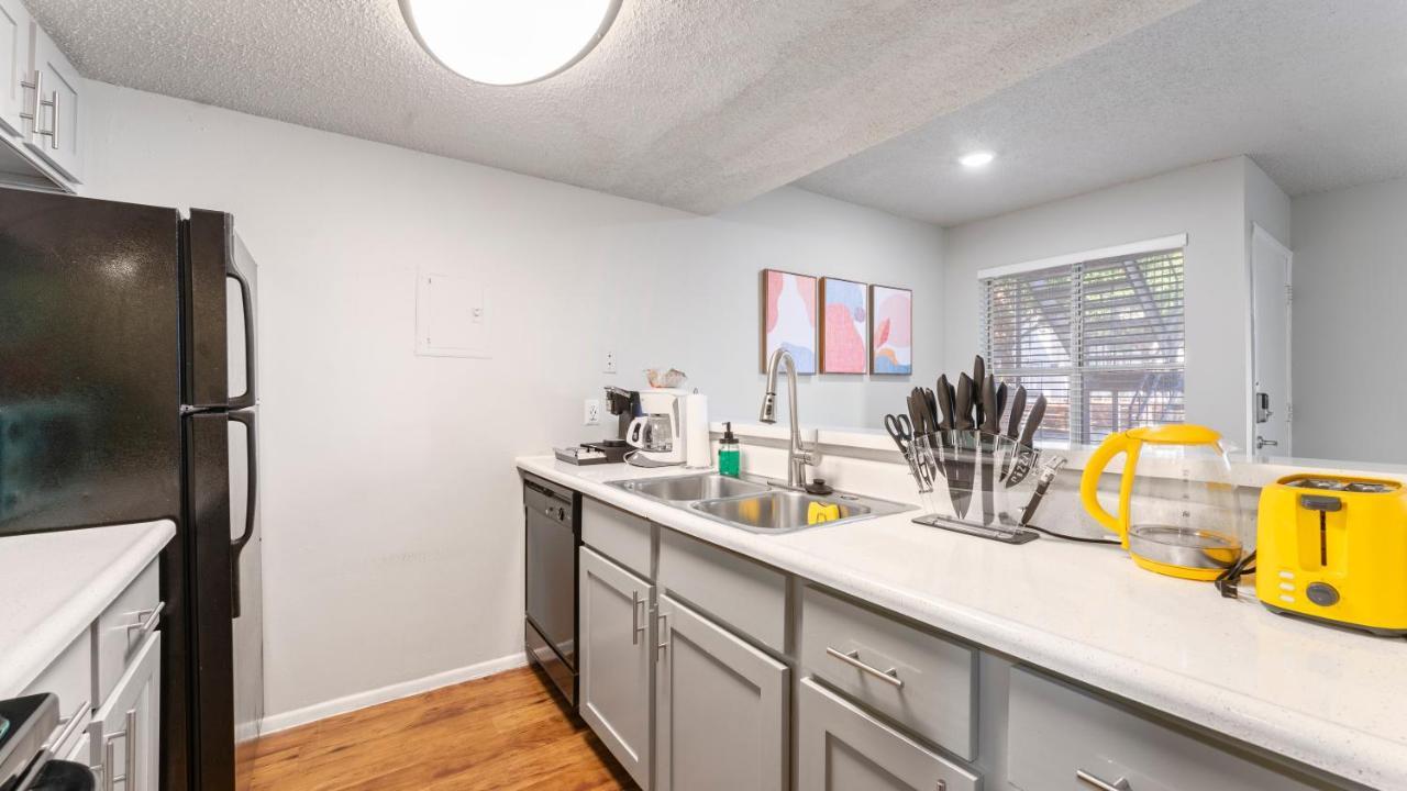 Vivant - Sola Chic King Bed Suites, Close To Downtown Apartment *
