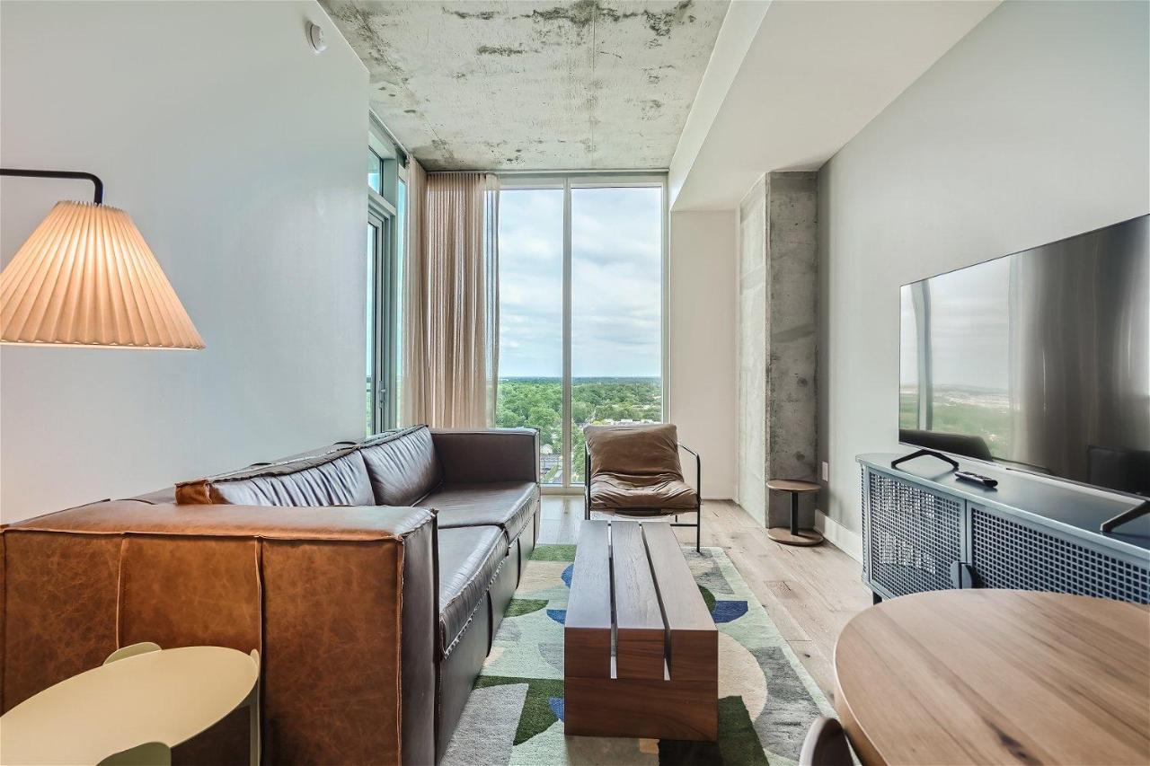 Modern Spacious Downtown - Pool - Kitchen