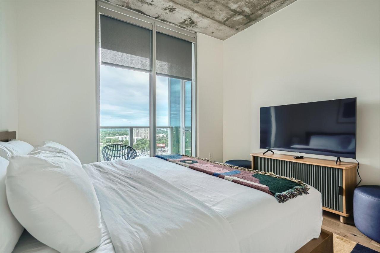Modern Spacious Downtown - Pool - Kitchen *