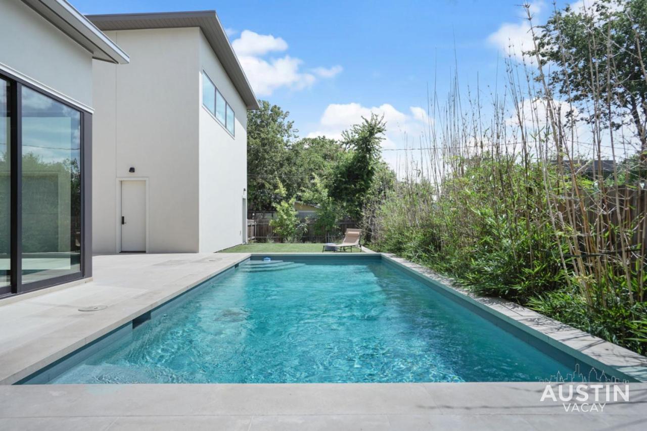 Walk To Soco Lounge Poolside At Modern Cool Spot