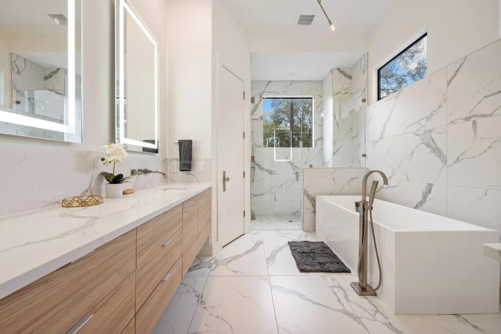 Holiday home Contemporary W/ Pool And