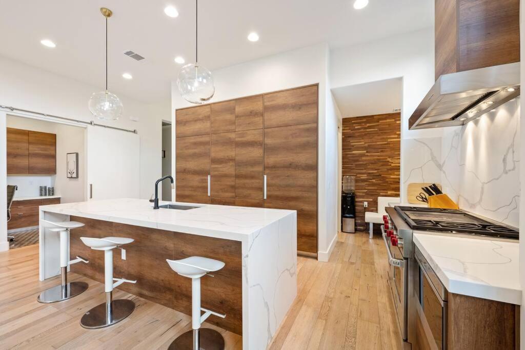 Contemporary W/ Pool And Holiday home Austin