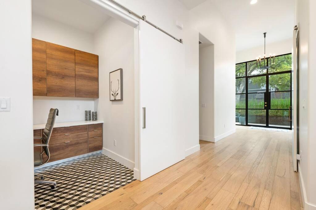 Contemporary W/ Pool And Austin
