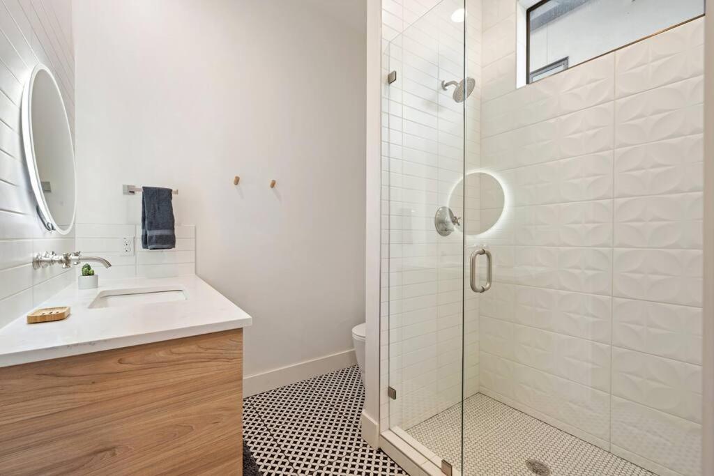 Contemporary W/ Pool And *