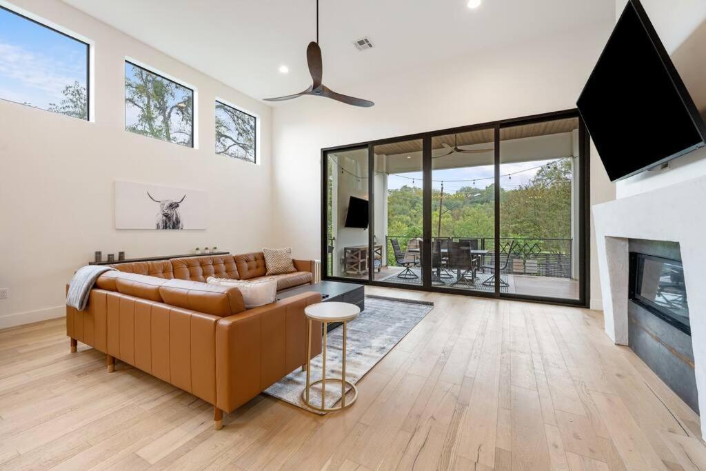 Contemporary W/ Pool And Holiday home Austin