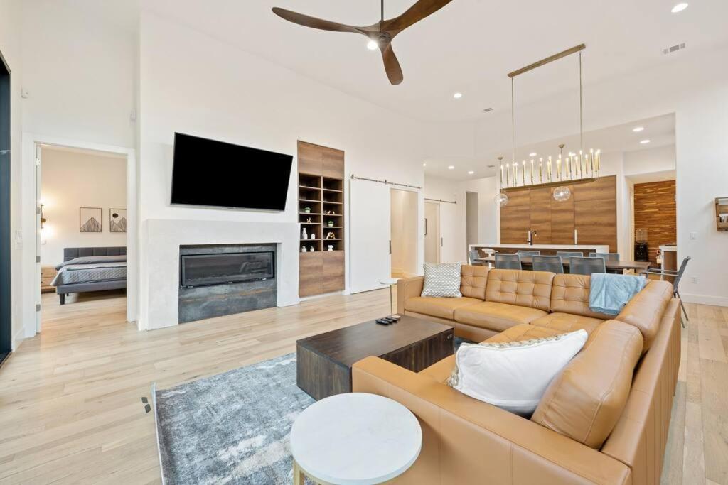 Contemporary W/ Pool And Holiday home *