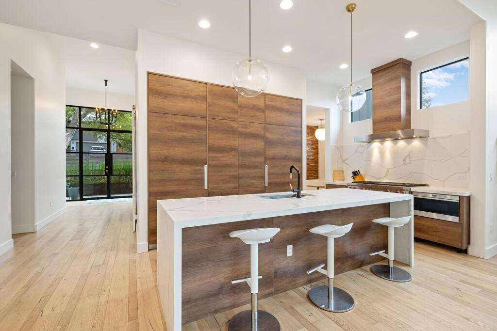 Contemporary W/ Pool And