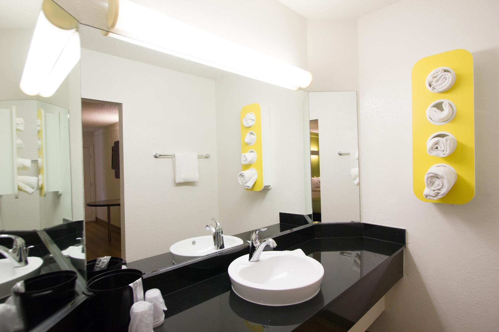 Hotel 6-austin, Tx - Midtown 2*