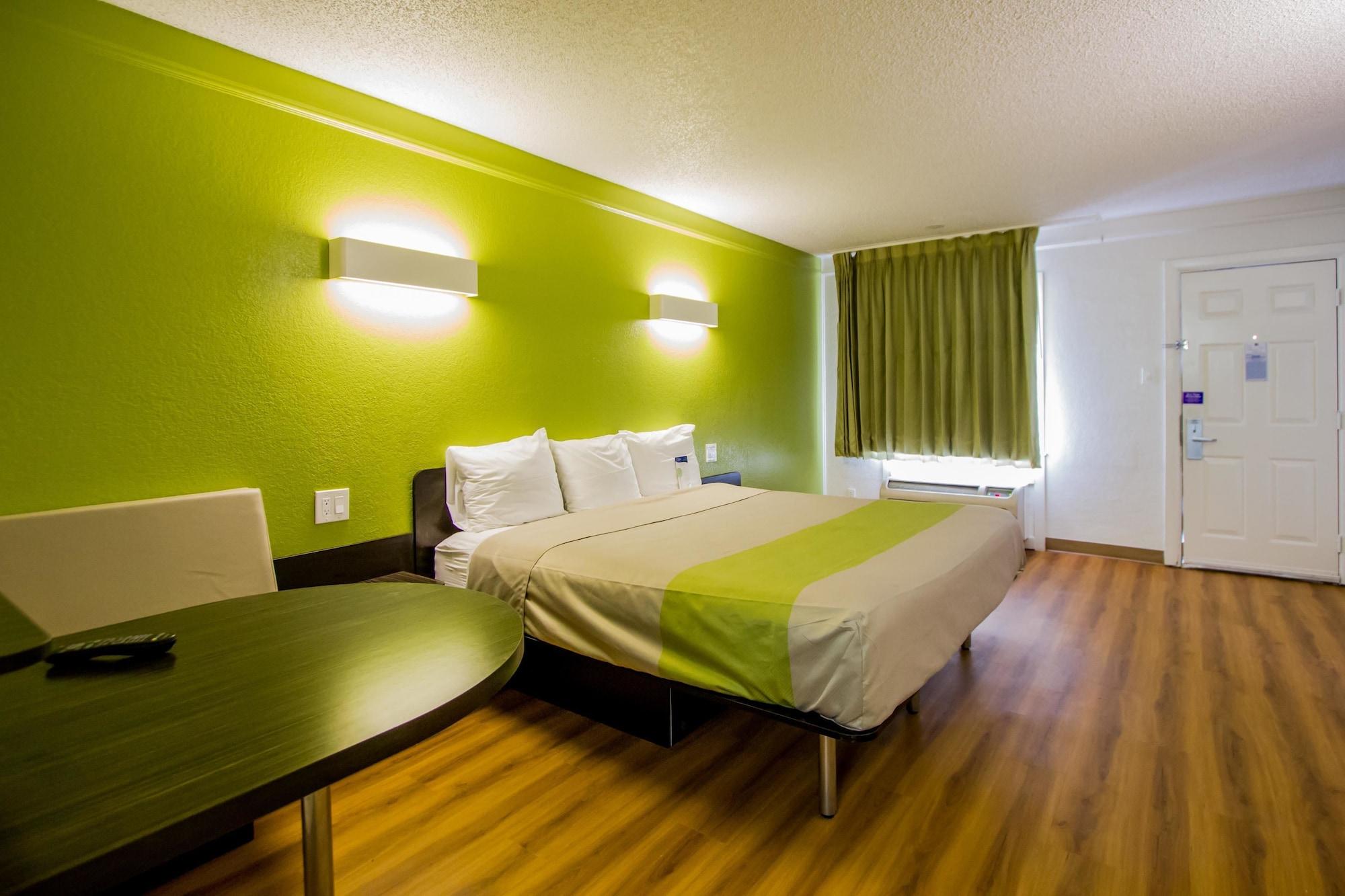 Hotel 6-austin, Tx - Midtown 2*