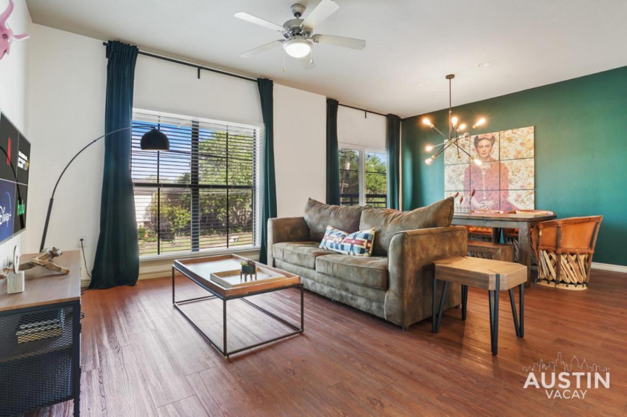 Dual Urban Oasis 8br In Vibrant North Loop Hub