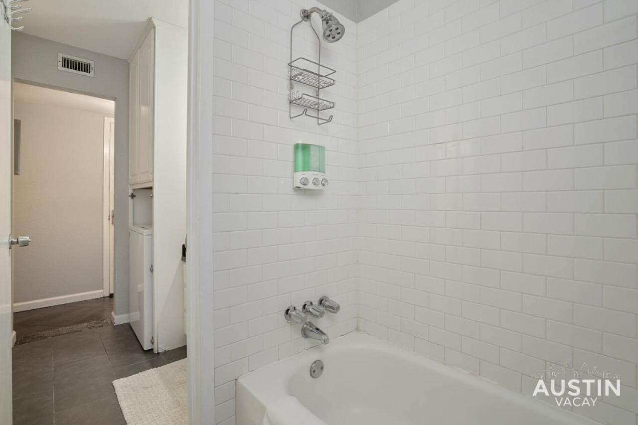 Holiday home Chic Poolside Homebase Steps From South Congress *