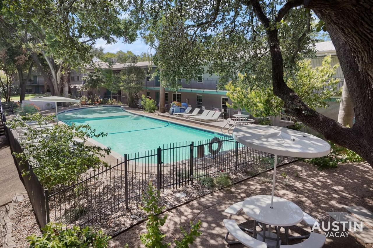 Holiday home Chic Poolside Homebase Steps From South Congress *