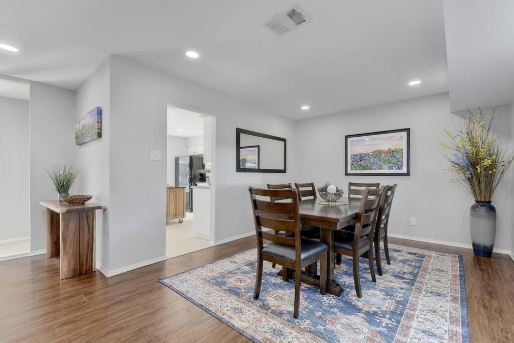 Holiday home Remodeled 3br, 2.5 Bath Retreat W/ Large Backyard *