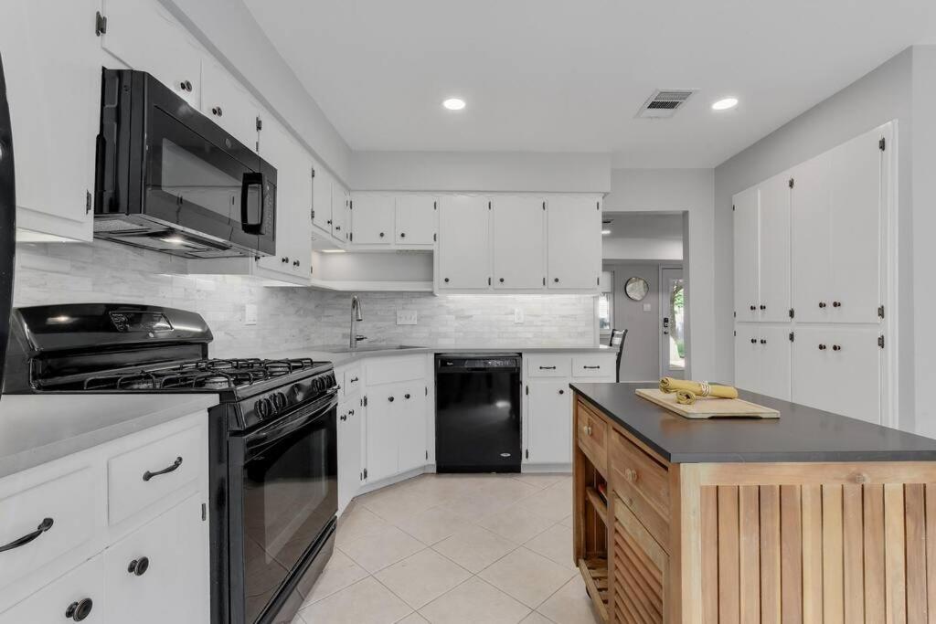 Remodeled 3br, 2.5 Bath Retreat W/ Large Backyard *