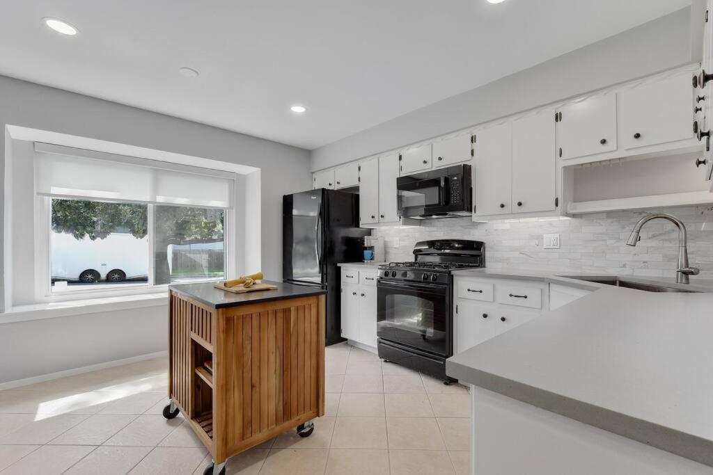 Remodeled 3br, 2.5 Bath Retreat W/ Large Backyard *