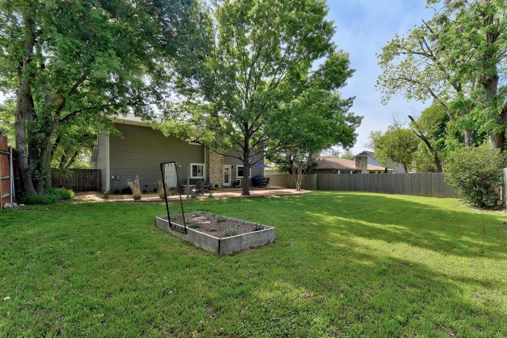 Remodeled 3br, 2.5 Bath Retreat W/ Large Backyard * Austin