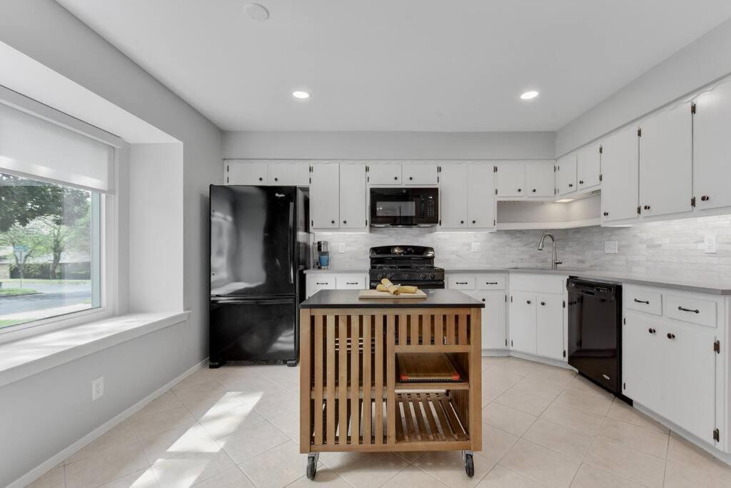 Remodeled 3br, 2.5 Bath Retreat W/ Large Backyard *