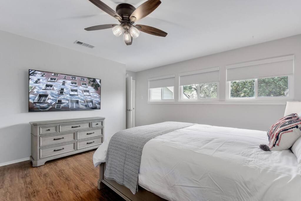 Remodeled 3br, 2.5 Bath Retreat W/ Large Backyard Holiday home *