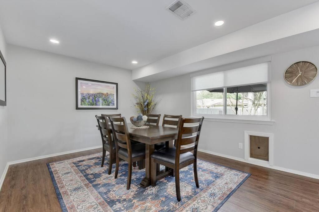 Holiday home Remodeled 3br, 2.5 Bath Retreat W/ Large Backyard *