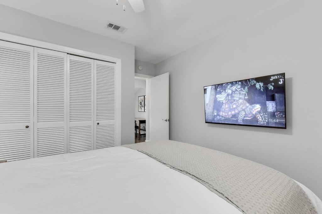 Remodeled 3br, 2.5 Bath Retreat W/ Large Backyard Holiday home *