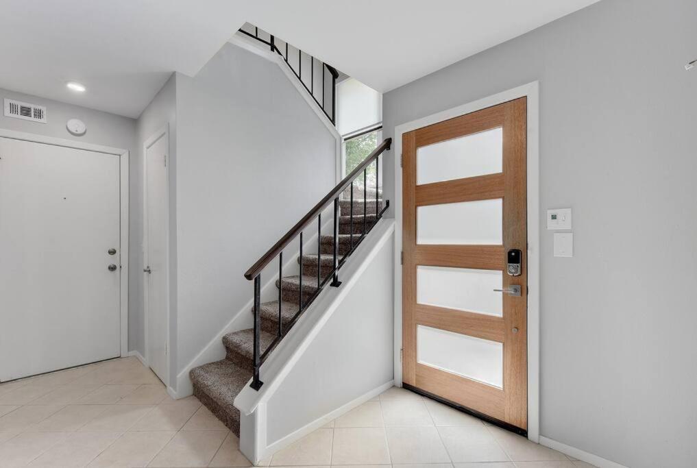 Remodeled 3br, 2.5 Bath Retreat W/ Large Backyard Holiday home