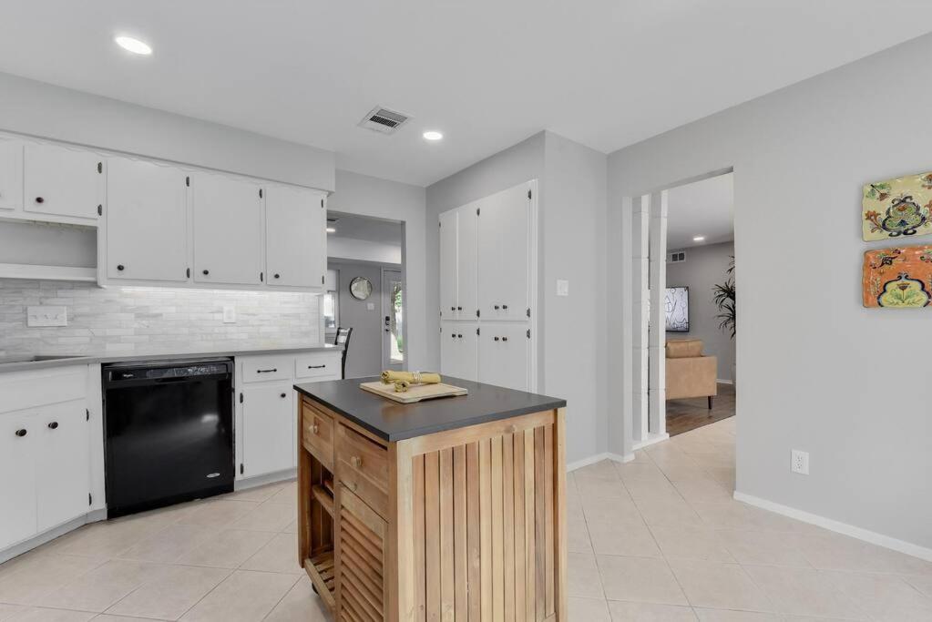 Remodeled 3br, 2.5 Bath Retreat W/ Large Backyard *